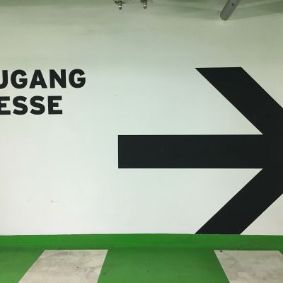 Dort entlang, bitte und dann weiter zu Stand 2 B/01