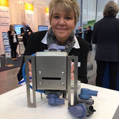 Bitte recht freundlich: Conny Wekeiser, gds-Vertriebsassistin mit dem Teil einer Sprühbeölungsanlage